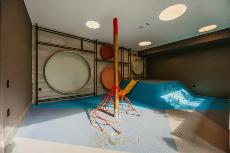 Playground integrado à praça em apartamentos no bairro de Campo Belo, São Paulo