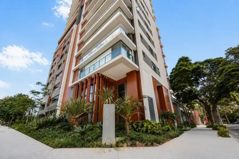 Portaria voltada para a rua do condomínio Latitude Campo Belo Residencial no bairro de Campo Belo, São Paulo