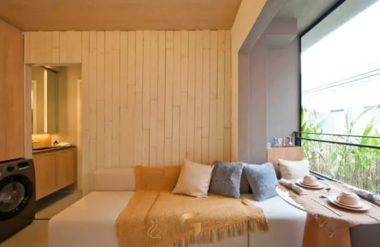 Sala do decorado com layout compacto e funcional em condomínio residencial na Vila Olímpia, Zona Sul de São Paulo
