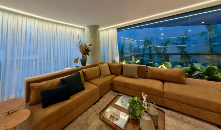 Sala de estar do apartamento decorado do condomínio Essential Brooklin no bairro do Brooklin, em São Paulo