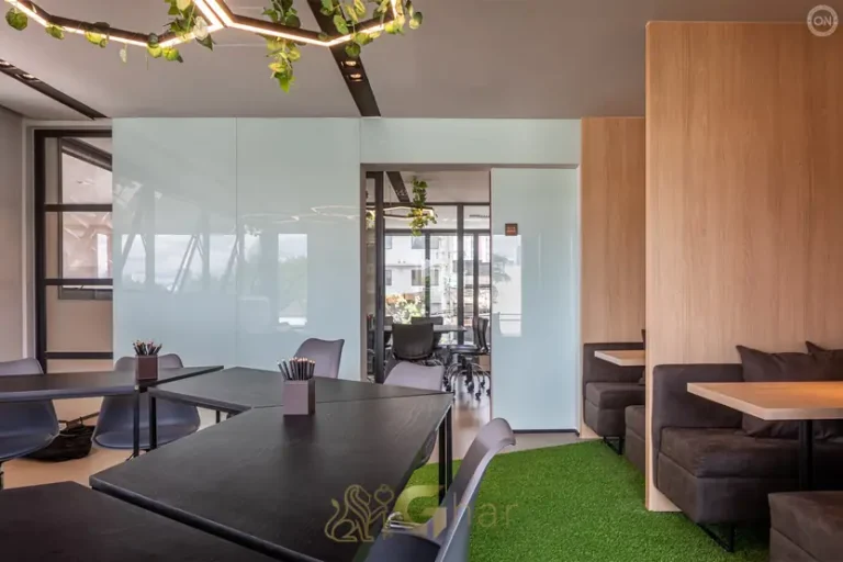 Sala de reunião do coworking em condomínio residencial na Vila Olímpia na Zona Sul de São Paulo