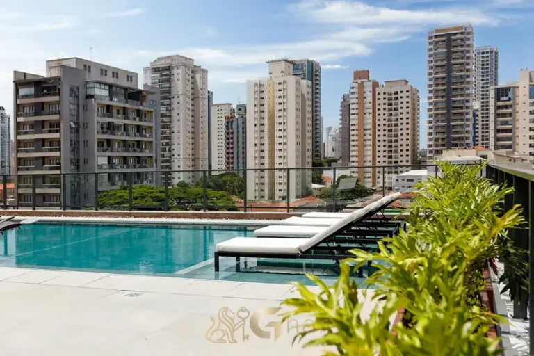 Solarium ao lado da piscina em condomínio residencial no bairro do Brooklin, na Zona Sul de São Paulo