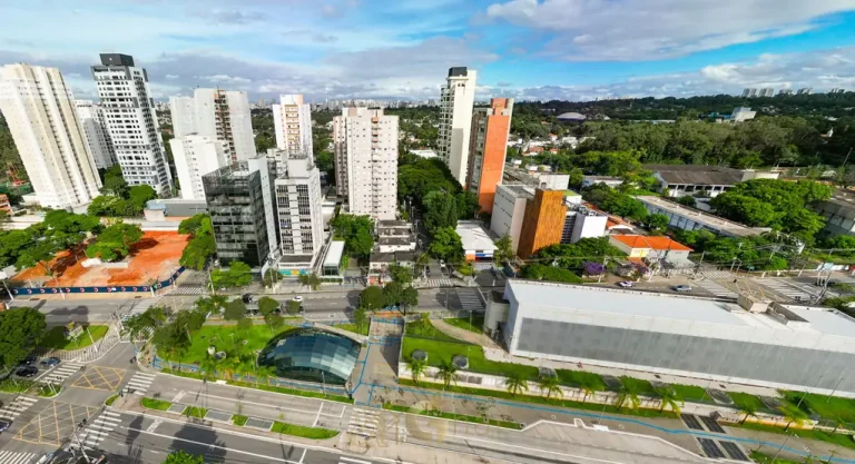 Vista a partir da varanda do apartamento em condomínio residencial no Brooklin, na Zona Sul de São Paulo