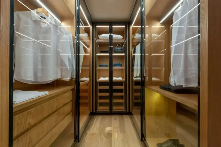 Closet do apartamento decorado do condomínio Balkon Campo Belo no bairro Campo Belo em São Paulo