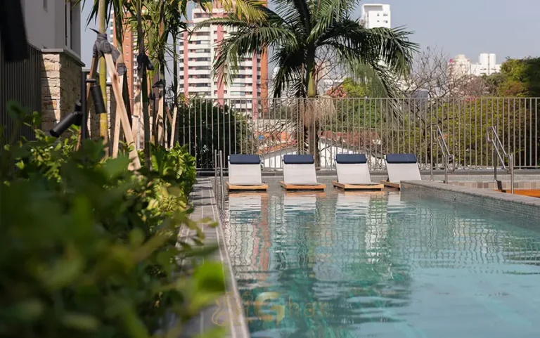 Deck molhado junto à piscina em apartamentos no Campo Belo São Paulo
