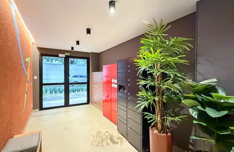 Área de apoio para entregas e correspondências em condomínio residencial no bairro do Ibirapuera, na Zona Sul de São Paulo