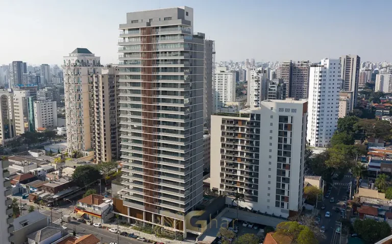 Fachada contemporânea da torre única em apartamentos no Campo Belo São Paulo