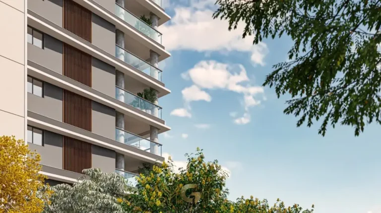 Fachada da torre residencial com varandas em apartamentos no bairro do Campo Belo, São Paulo