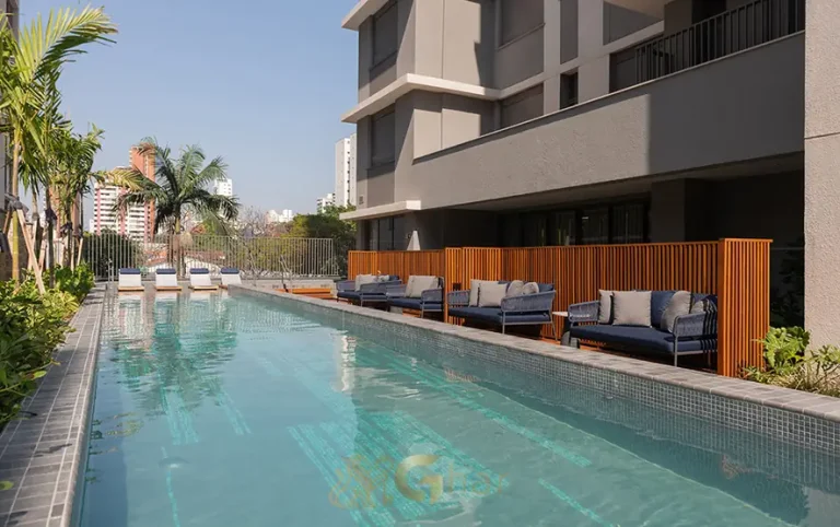 Piscina externa para adultos do condomínio Balkon Campo Belo no bairro Campo Belo em São Paulo