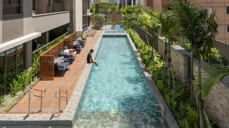 Piscina residencial em segundo ângulo do condomínio Balkon Campo Belo no bairro Campo Belo em São Paulo