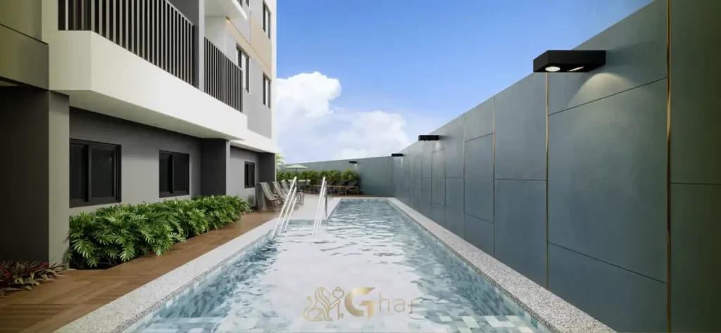 Piscina com raia para lazer e natação em condomínio residencial no bairro da Vila Mariana, na zona sul de São Paulo