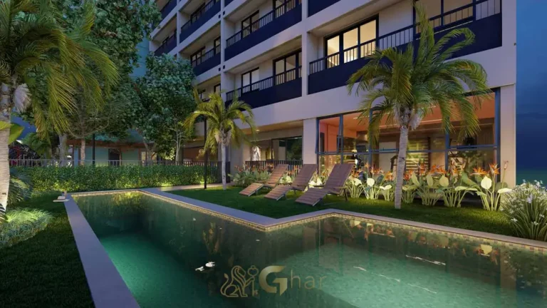 Piscina com área de solarium e deck em condomínio residencial no bairro do Campo Belo, na zona sul de São Paulo