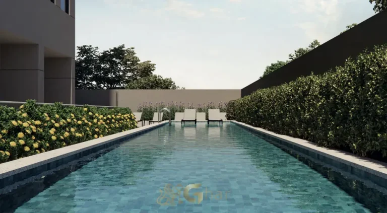 Vista complementar da piscina e do deck do condomínio Unik Studios no bairro da Nova Klabin, São Paulo